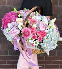 Цветочная композиция из Розы, Хризантемы, Пионы и Лизиантусы в корзине в Иволгинске