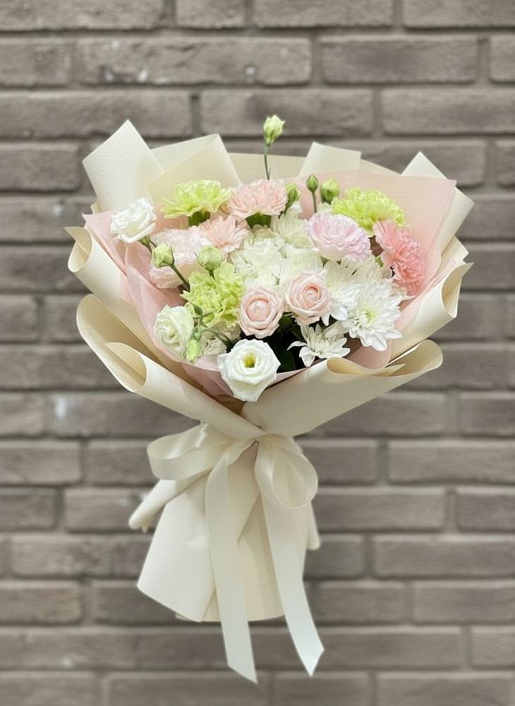 Букет цветов из: Гвоздики, Розы, Лизиантусы и Хризантемы в Иволгинске