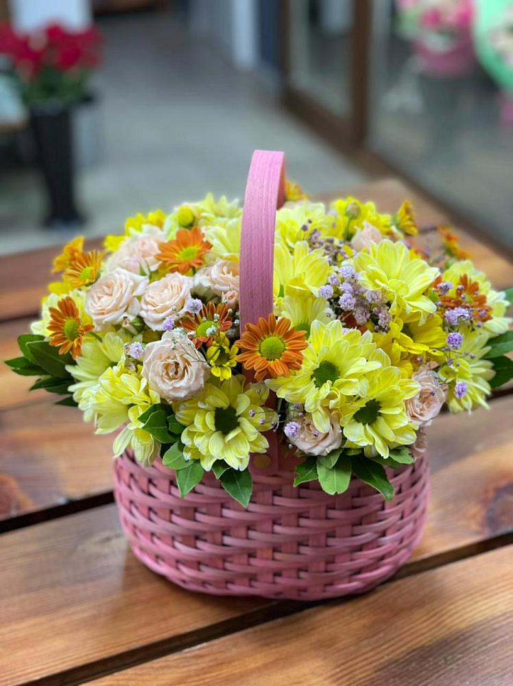 Цветочная композиция из Хризантемы и Розы в корзине в Иволгинске