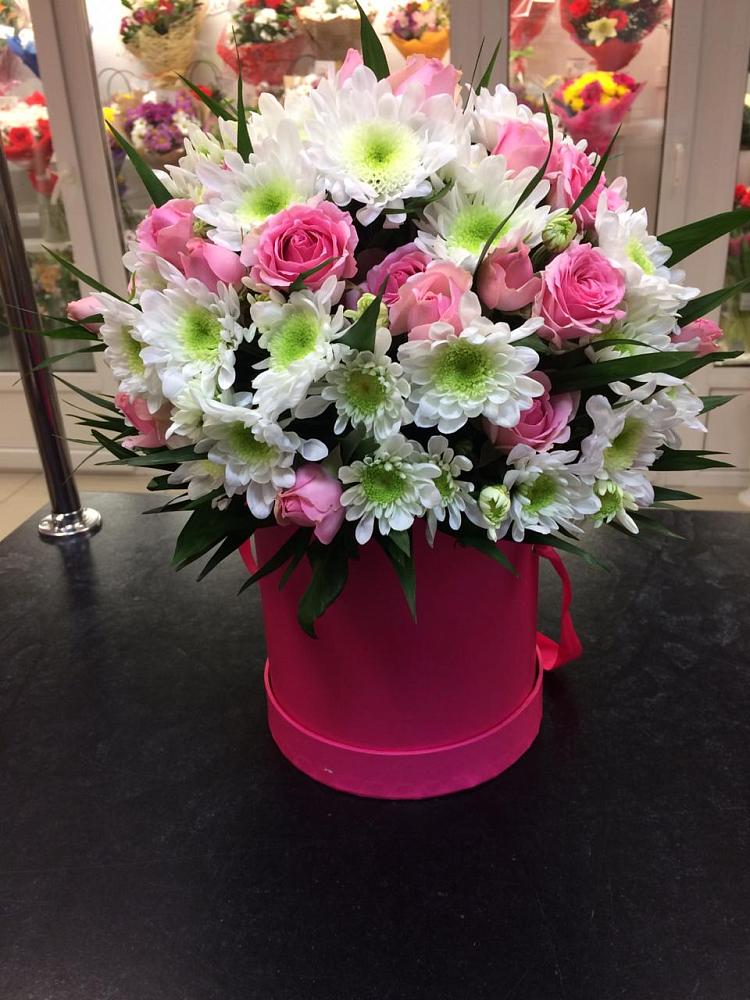 Цветочная композиция из Розы и Хризантемы в шляпной коробке в Иволгинске