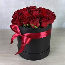 Цветочная композиция из Розы в шляпной коробке в Иволгинске