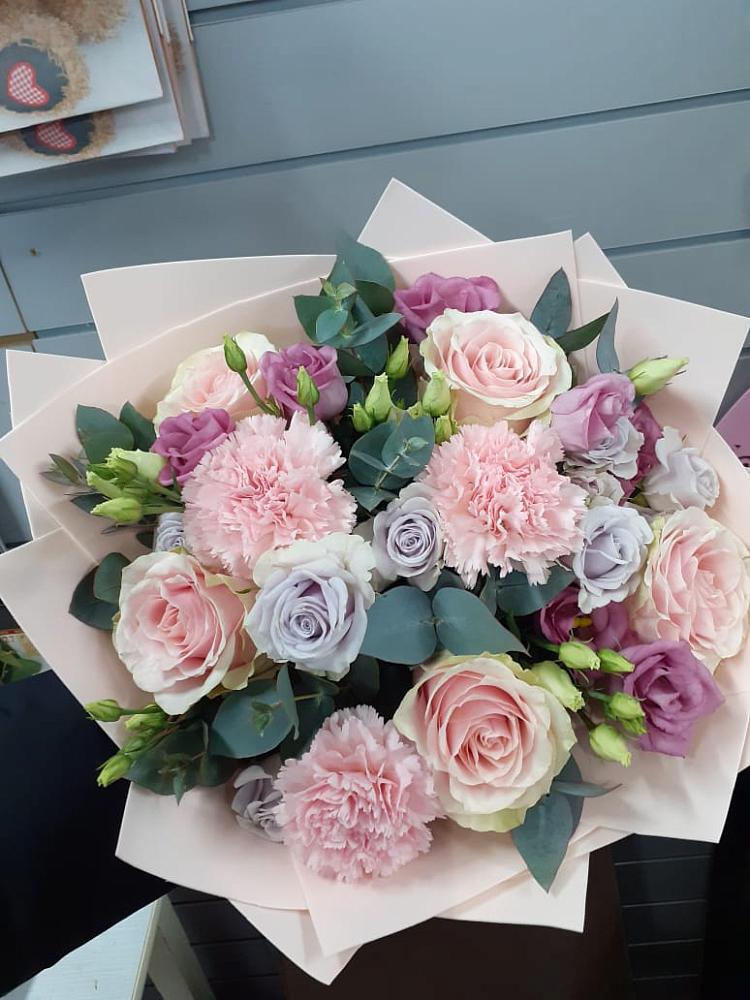 Букет цветов из: Розы, Гвоздики и Лизиантусы в Иволгинске